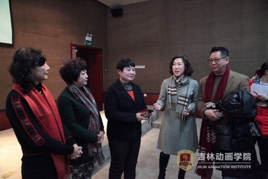 2web球王会官网副董事长刘欣与张松林的三位女儿在一起交流.jpg