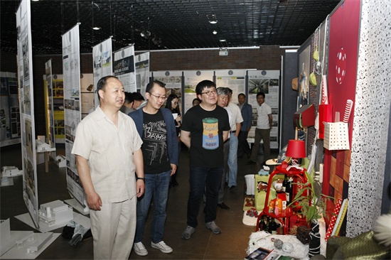 董事长、校长郑立国参观学生毕业作品展.JPG