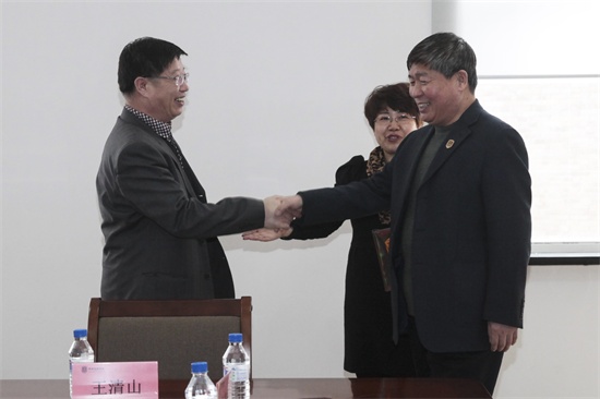 学院党委书记、副院长王清山欢迎长春市九三学社市直机关常务副主委王进一行到球王会官网参观调研.jpg