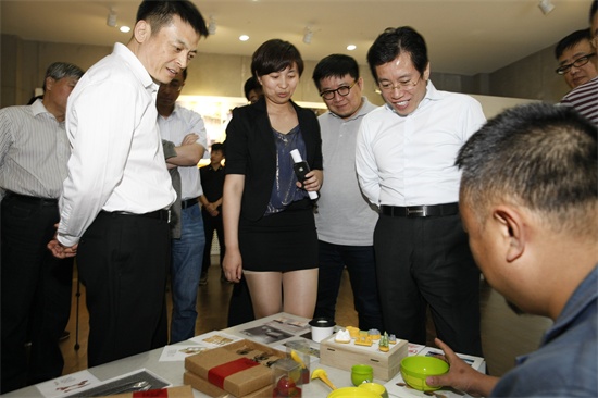 6吉林省发改委主任姜有为观看设计学院展台的作品,眼前一亮.jpg