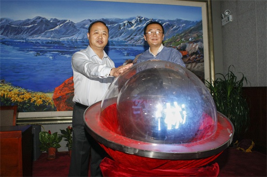 王球王会官网董事长、校长郑立国,完美世界CDO 祖龙娱乐科技有限公司CEO李青共同按下启动球.jpg