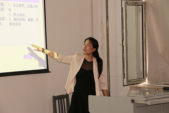 孟小愉老师在为大家讲解.jpg