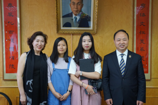 我校董事长、校长郑立国及副董事长、副校长刘欣与我校在中国文化大学交换学习的学生合影留念.png